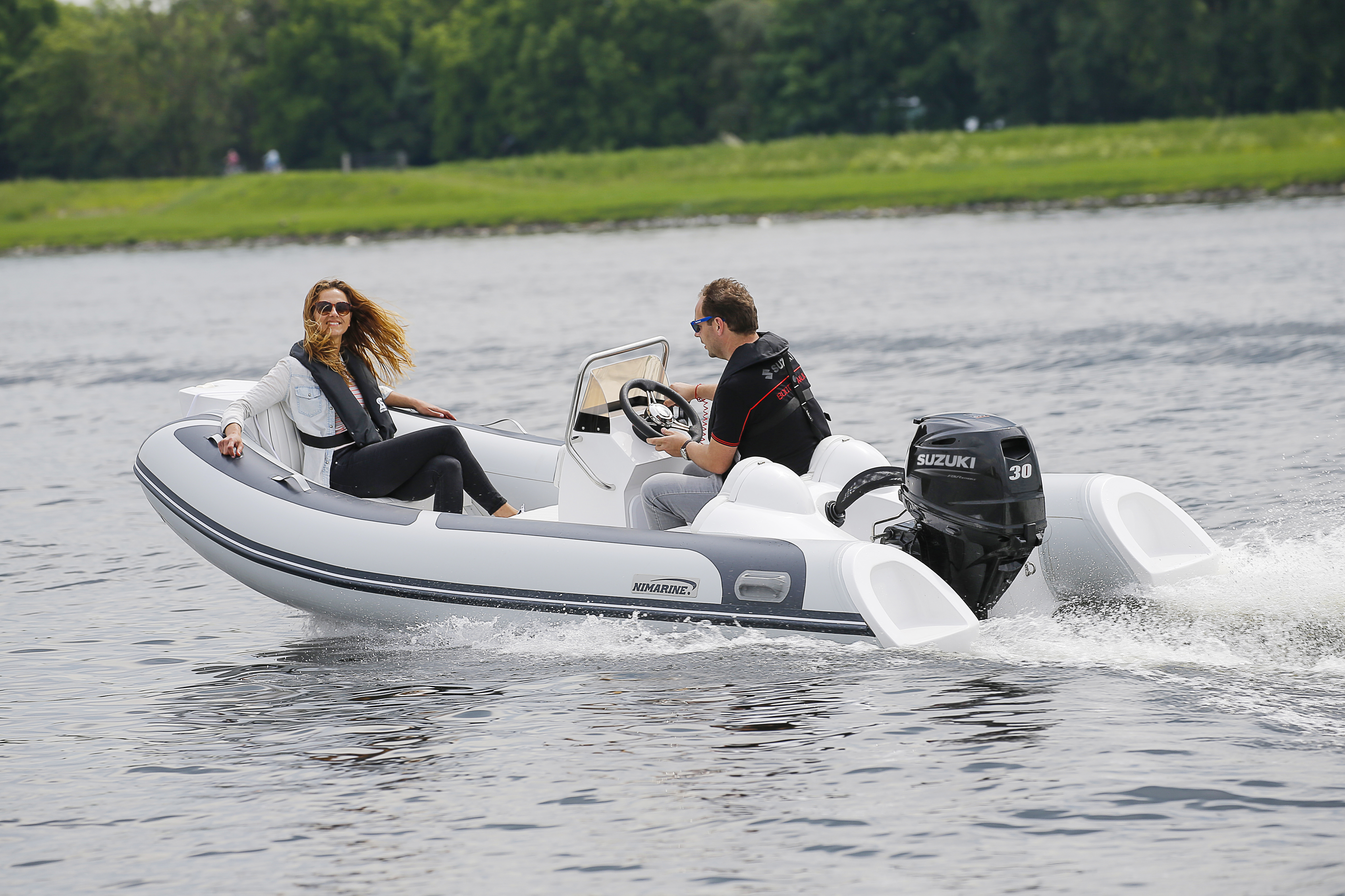 Verkoop van nieuwe en gebruikte motoren en boten