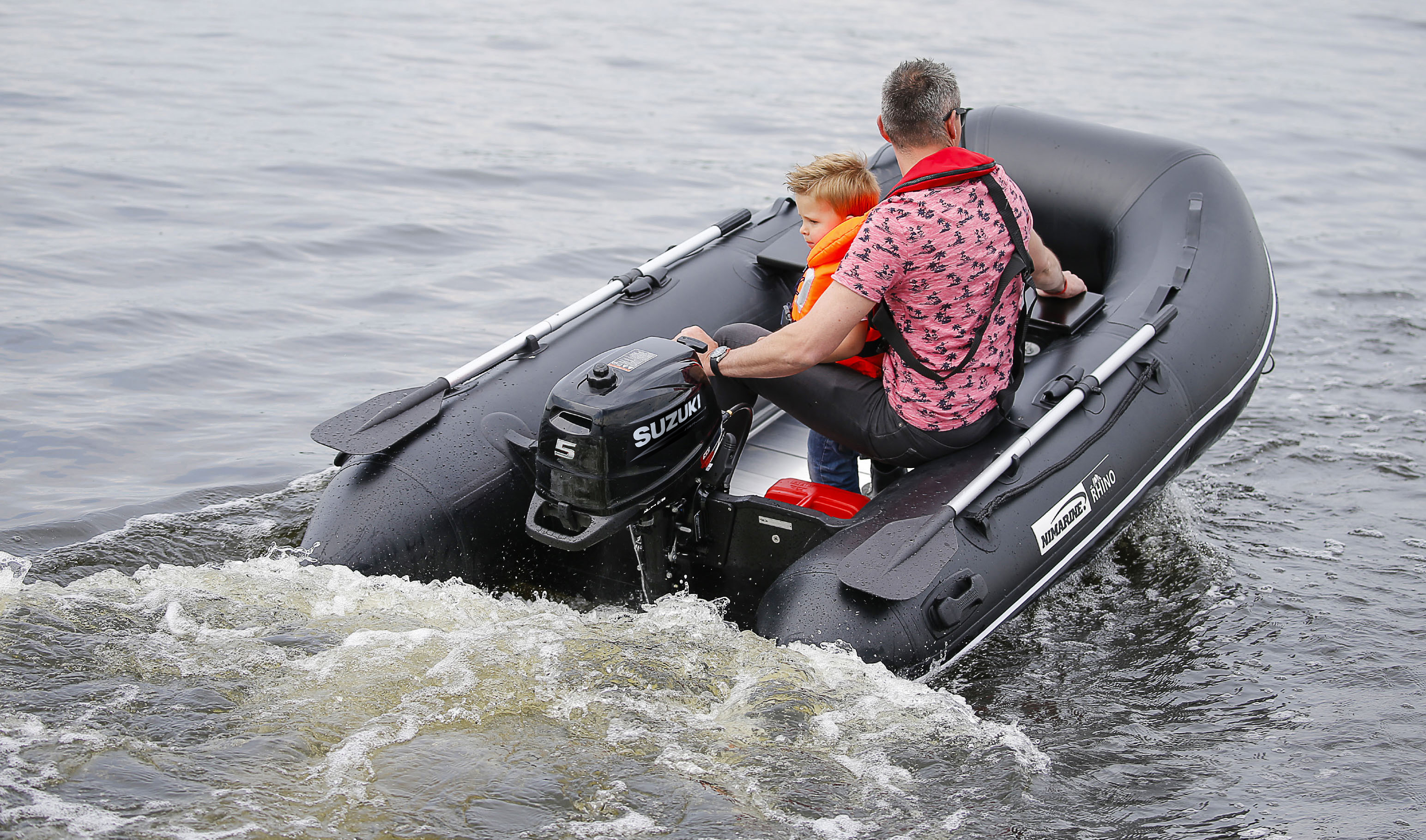 Verkoop van nieuwe en gebruikte motoren en boten